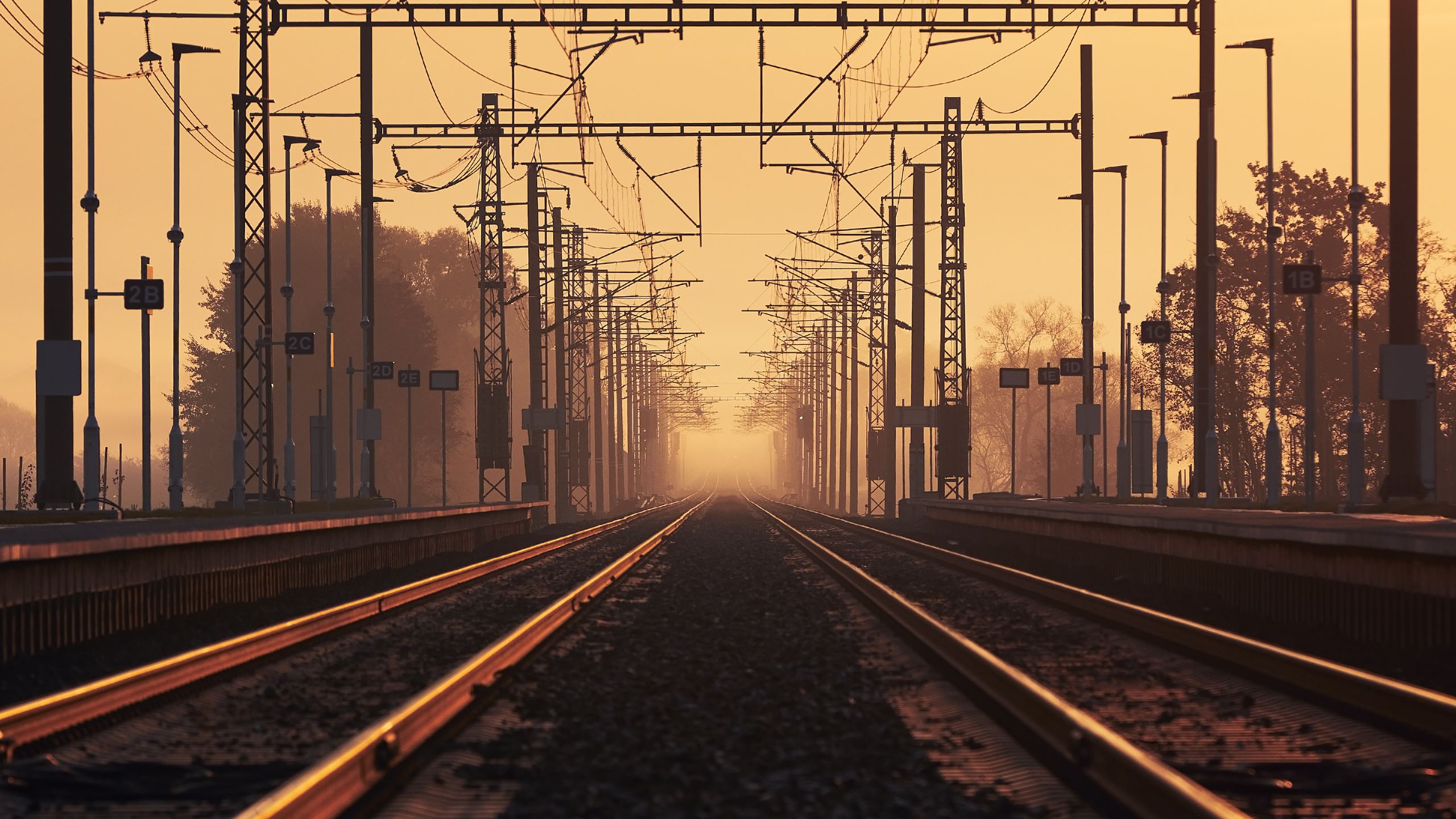 Bahnstrecke mit Oberleitung im Morgenlicht