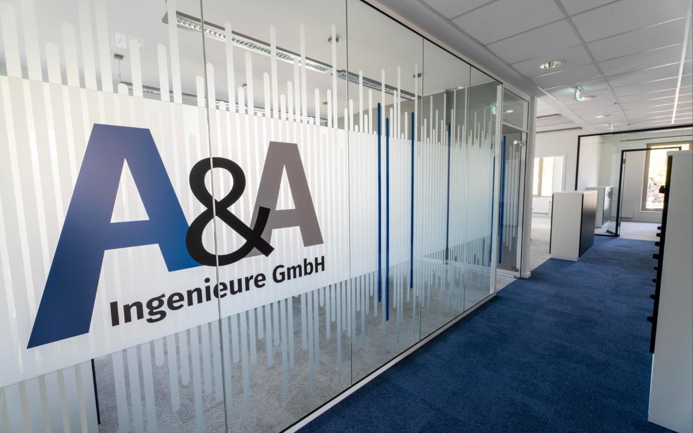 Büro der A&A Ingenieure GmbH in Dortmund mit Logo auf der Glaswand