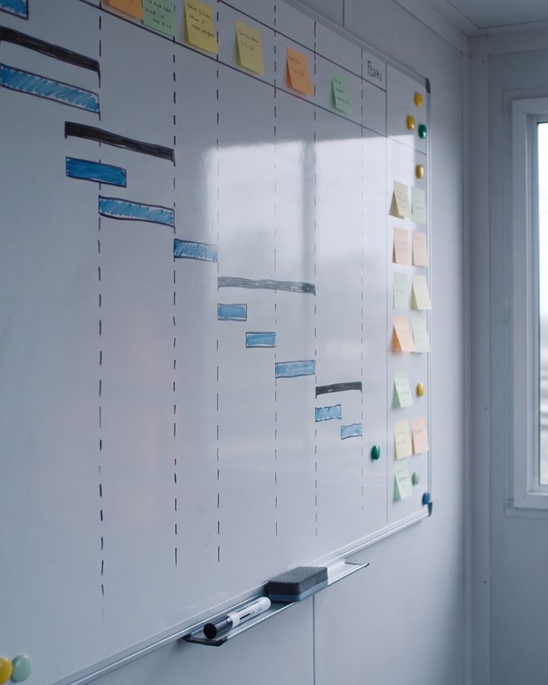 Whiteboard mit Bauzeitenplan im Baucontainer