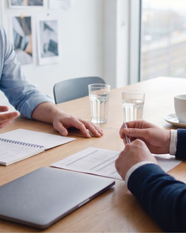 Beratungsgespräch am Besprechungstisch